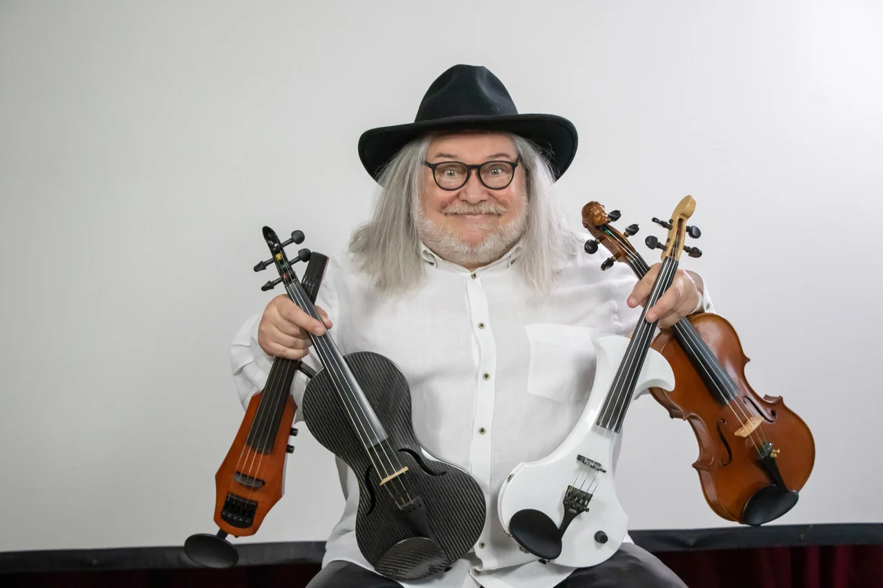 Igor Epstein mit verschiedenen Streichinstrumenten