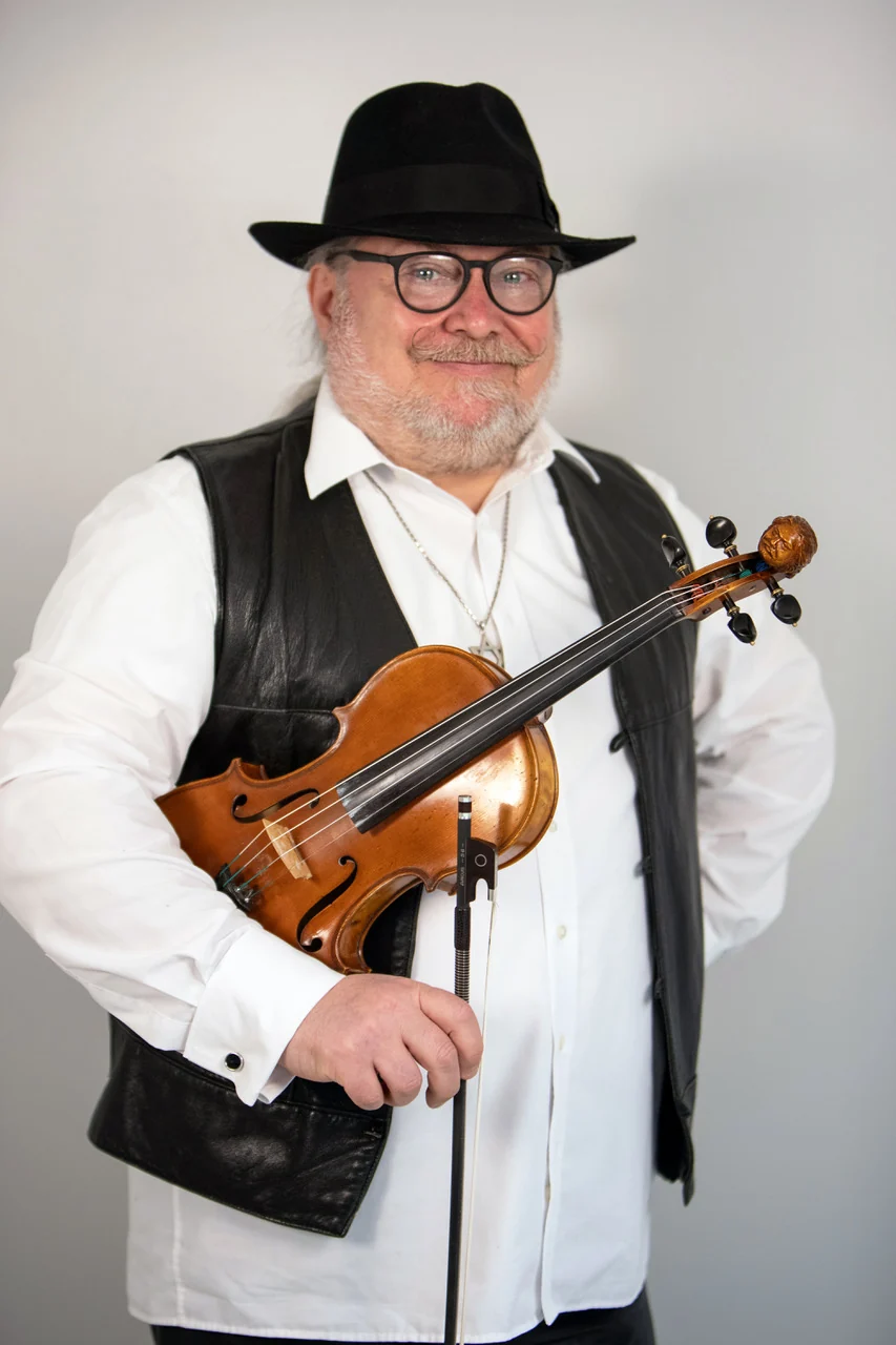 Igor Epstein mit Geige, schwarzem Hut und Weste
